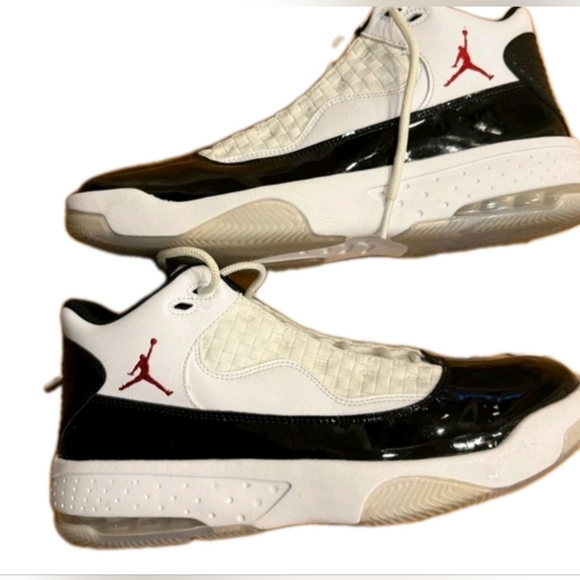 Air Jordan Max Aura 2 White / Black Men's Sneakers Size 9.5 (EUC) - Picture 5 of 9